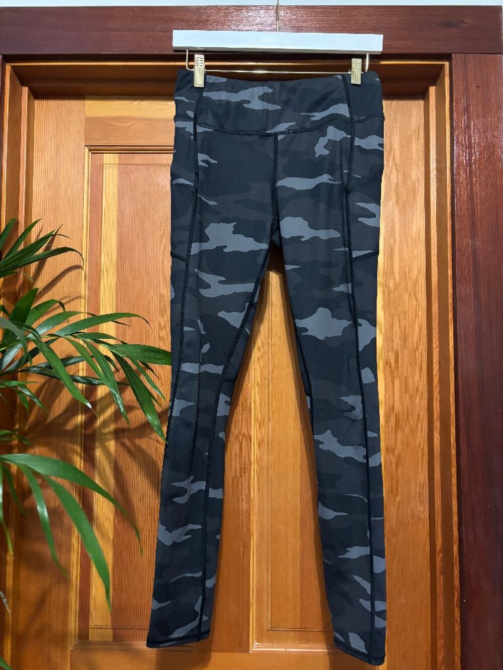 Athleta leggings with zip up pockets